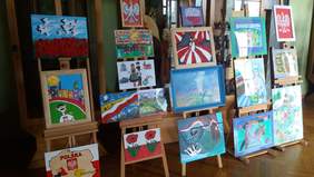 Pokaż zdjęcie: Ekspozycja prac plastycznych w kategorii malarstwo i witraż