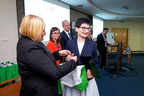 Pokaż zdjęcie: Wręczenie nagrody laureatce konkursu Idol – Karolinie Kasprzak, zastępcy redaktora naczelnego miesięcznika „Filantrop Naszych Czasów” przez przedstawiciela Oddziału Wielkopolskiego PFRON 