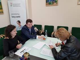 Pokaż zdjęcie: Dyrektor Marta Mordarska podpisuje umowę w ramach programu "Absolwent" z przedstawicielami  Stowarzyszenia na Rzecz Zrównoważonego Rozwoju Społeczno-Gospodarczego „KLUCZ” Adamem Kamionką, Prezesem Zarządu oraz Ewą Kanią, Wiceprezes.