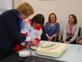 Pokaż zdjęcie: Krojenie tęczowego tortu