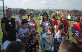 Pokaż zdjęcie: Urszula Rusecka - Poseł na Sejm RP z uczestnikami pikniku integracyjnego w Wieliczce 