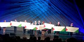 Pokaż zdjęcie: Pamiątkowe zdjęcie Ogólnopolskich Laureatów XV edycji Konkursu Plastycznego „Sztuka Osób Niepełnosprawnych” 