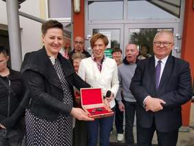 Pokaż zdjęcie: Uroczystość przekazania busa dla mieszkańców Domu Pomocy Społecznej w Ślesinie