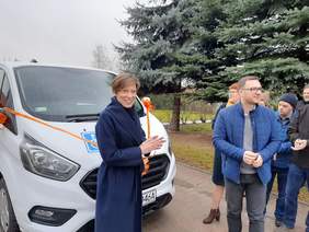 Pokaż zdjęcie: Uroczystość przekazania busa z dofinansowaniem ze środków PFRON dla podopiecznych Warsztatu Terapii Zajęciowej w Wilczygórze