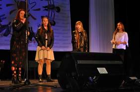 Pokaż zdjęcie: Joanna Stanuch-Piotrowicz z zespołem