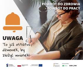 Pokaż zdjęcie: Grafika do programu kompleksowej rehabilitacji. Na zdjęciu widać kobietę z kręconymi włosami i w okularach siedząca na wózku i piszącą długopisem w notatniku. Po lewej stronie zdjęcia jest skośne odcięcie grafiki na białym tle. Na grafice jest umieszczony pomarańczowy dzwonek, a pod nim napis: to już ostatni dzwonek, by złożyć wniosek. Na dole grafiki znajduje sie flaga Funduszy Europejskich, flaga Polski, Unii Europejskiej oraz loga: PFRON, CIOP, PIB, ZUS