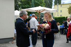 Pokaż zdjęcie: Wręczenie gratulacji na ręce Kierownik WTZ Moniki Sygudy