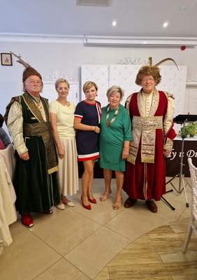 Pokaż zdjęcie: Przedstawiciele PFRON pozują do wspólnego zdjęcia z organizatorami  „Czwartkowych Obiadów u Diabetyków” .