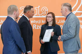 Pokaż zdjęcie: Pan Prezydent Andrzej Duda wręcza wyróżnienie przedstawicielom Muzeum Podgórza w Zajeździe pod Św. Benedyktem