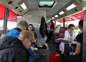 Pokaż zdjęcie: Wnętrze mobilnego punktu pobrań