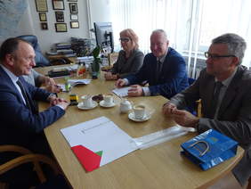 Pokaż zdjęcie: Zawarcie umowy w ramach programu "Stabilne zatrudnienie" z przedstawicielami Powiatu Strzyżowskiego