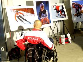 Paraolimpijczyk - Mirosław Piesak - podczas zwiedzania wystawy