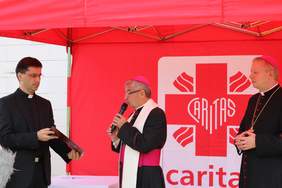 Pokaż zdjęcie: Poświęcenie zakończonego etapu budowy przez Abp Sławoja Leszka Głódzia . fot. M. Bujarski