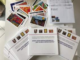 Prace osób z niepełnosprawnością w formie pocztówek