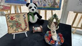 Pokaż zdjęcie: Wystawa prac konkursu "Sztuka Osób Niepełnosprawnych" w sali Regionalnego Centrum Animacji Kultury w Zielonej Górze