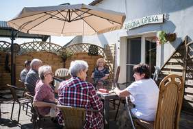 Uczestnicy projektu podczas odpoczynku na tarasie