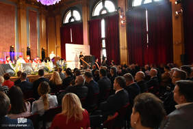 Uczestnicy inauguracji obserwują co dzieje się na scenie