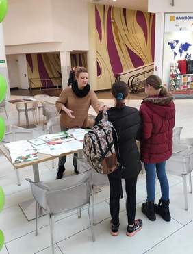 Pokaż zdjęcie: Stoisko informacyjne Oddziału Małopolskiego PFRON w Galerii Bronowice