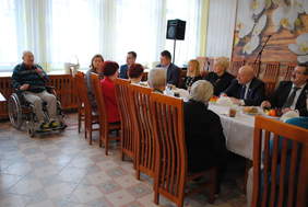 Pokaż zdjęcie: Spotkanie w DPS w Brodnicy z oakzji zakupu nowego busa