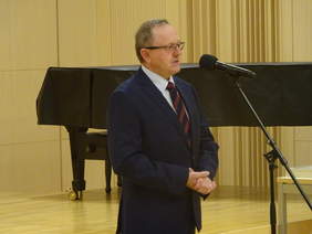 Pokaż zdjęcie: Dyrektor Andrzej Michalski przemawia podczas rozpoczęcia gali