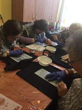 Uczestniczki ozdabiają torby wybranym przez siebie motywem