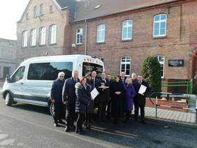 Pokaż zdjęcie: Uroczystość przekazania busa dla podopiecznych Warsztatów Terapii Zajęciowej w Miejskiej Górce