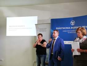 Pokaż zdjęcie: Przybyłych prelegentów oraz śledzących wydarzenie on-line przywitali organizatorzy - Waldemar Adametz Zastępca Okręgowego Inspektora Pracy w Bydgoszczy oraz Aleksandra Gierej Dyrektor Oddziału Kujawsko-Pomorskiego PFRON