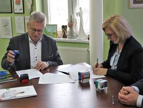 Pokaż zdjęcie: Jerzy Dębski Dyrektor Oddziału Lubelskiego PFRON oraz Maryla Symczuk starosta powiatu hrubieszowskiego podczas podpisywania umowy