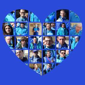 Pokaż zdjęcie: Uczestnicy WTZ MADA - kolaż zdjęć przedstawiający uczestników WTZ oraz kierownika - Jana Reszkiewicza. Wszyscy ubrani są na niebiesko