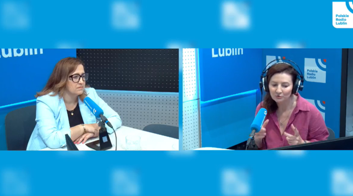 Pokaż zdjęcie: Dwie kobiety rozmawiają w studiu radiowym. Mają przed sobą mikrofony.