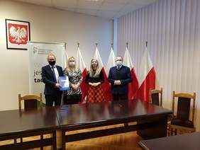 Pokaż zdjęcie: przedstawiciele gminy Nowa Słupia oraz Oddziału Świętokrzyskiego PFRON