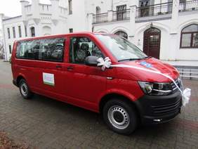 Pokaż zdjęcie: Uroczystość przekazania busa dla mieszkańców Domu Pomocy Społecznej w Psarskim