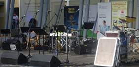 Pokaż zdjęcie: Scena tuż przed rozpoczęciem Festiwalu - banery, mikrofony i sprzęt muzyczny