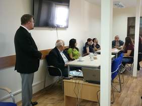 Pokaż zdjęcie: Pan Łukasz Żmuda – dyrektor Oddziału Opolskiego przedstawia gościom z Gruzji  misję, mechanizm działania i strukturę Państwowego Funduszu Rehabilitacji Osób Niepełnosprawnych