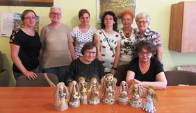 Uczestniczki spotkań sekcji twórczej aktywności przedstawiają swoje prace