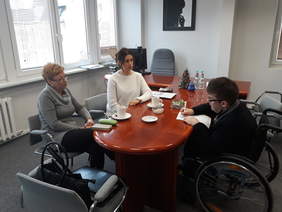 Pokaż zdjęcie: Wypełnianie ankiety osoby poszukującej pracy