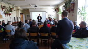 Mariusz Rodzik – koordynator projektów, pełnomocnik zarządu Stowarzyszenia START przedstawia osadzonym dokonania niepełnosprawnych sportowców.