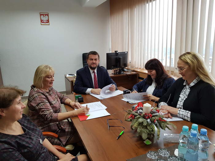 Pokaż zdjęcie: W gabinecie Dyrektora przy stoliku umowę podpisuje Dyrektor Oddziału, Dyrektorki PUP i SOSW w Sulęcinie, Skarbnik Sulęciński oraz Ekspert PFRON