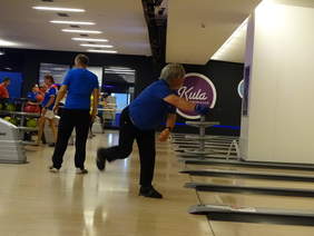 osoba grająca w kręgle