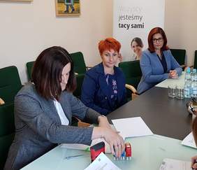 Pokaż zdjęcie: Podpisanie umowy z Polskim Stowarzyszeniem Osób z Niepełnosprawnością Intelektualną Koło w Wolbromiu