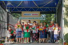 Na scenie występuje 10 starszych pań, oraz dwóch mężczyzn, kolorowo ubrani, panie mają na ramionach chusty