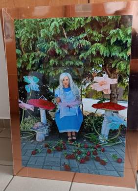 Pokaż zdjęcie: Fotografia młodej kobiety w stylistyce Alicji w krainie czarów