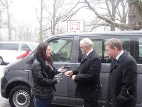 Pokaż zdjęcie: Uroczyste przekazanie kluczy do busa. Pani Katarzyna Balcerzak – dyrektor Środowiskowego Domu Samopomocy w Sowczycach odbiera klucze od pana Stanisława Belki – Starosty Oleskiego oraz pana Łukasza Żmudy – dyrektora Oddziału Opolskiego Państwow