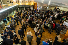 Pokaż zdjęcie: We wnętrzu Filharmonii Łódzkiej znajduje się tłum ludzi. Trwa uroczystość związana z Wojewódzkimi Obchodami Dnia Pracownika Socjalnego. 