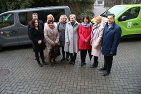 Pokaż zdjęcie: od prawej strony Zastępca Prezydenta Miasta B.B, Dyrektorzy Domu Pomocy Społecznej w środku pracownicy PFRON Oddziału Śląskiego oraz przedstawiciele Urzędu Miasta B.B