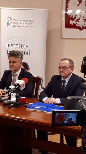 Pokaż zdjęcie: przekazywanie informacji mediom o programie 