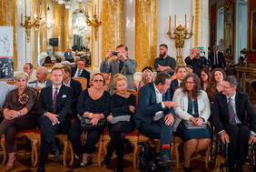 Pokaż zdjęcie: Pamiątkowe zdjęcie zaproszonych gości.