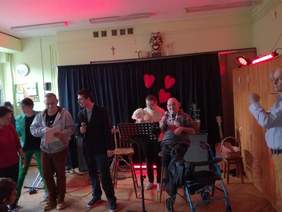 Pokaż zdjęcie: Walentynkowy występ artystyczny uczestników WTZ "Bratanki"