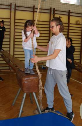 Pokaż zdjęcie: Zajęcia ruchowe na sali gimnastycznej