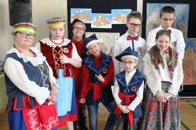 Uczniowie szkoły ubrani w stroje ludowe